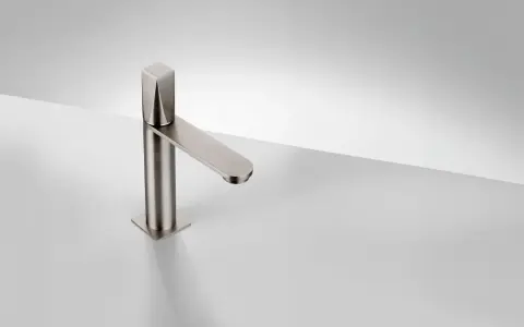 Rubinetto moderno in acciaio spazzolato, un esempio di design Frattini rubinetteria, con linee pulite e geometriche.