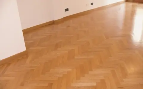 Parquet verniciato ad acqua con finitura lucida, posato a spina di pesce. Ottime opinioni per questo pavimento in legno.