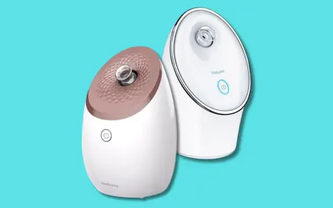 Due vaporizzatori facciali, uno Medisana e uno Beurer, su sfondo azzurro. Utili per la cura della pelle, ma attenzione alle sauna facciale controindicazioni.