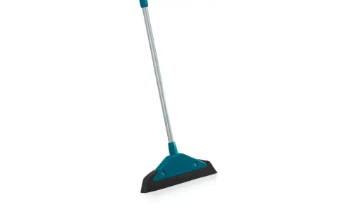 Manico grigio con spazzola angolare turchese, pronta per scopare per terra e rendere tutto splendente.