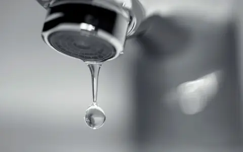 Un rubinetto che gocciola, una goccia d'acqua sospesa nell'aria, un piccolo tesoro che cade.