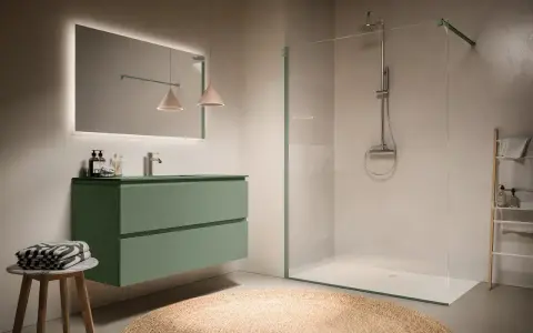 Bagno moderno con mobile sospeso verde acqua, specchio illuminato e doccia walk-in con pannelli in vetro, eleganti soluzioni doccia senza box.