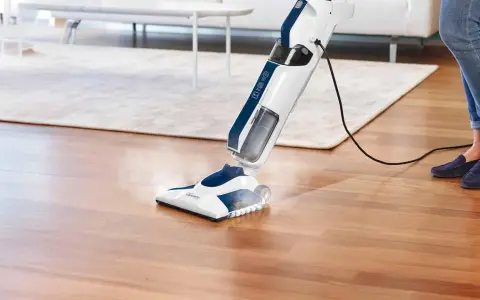 Pulizia parquet con scopa a vapore. Il parquet risplende dopo il passaggio, senza sforzo.