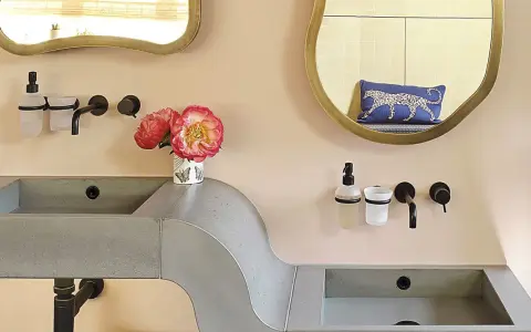 Rubinetteria bagno nera: un tocco di stile moderno. Pro: eleganza, design minimal. Contro: visibilità di calcare e impronte.