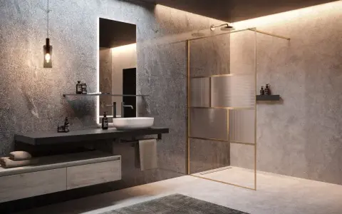 Bagno moderno con lavabo sospeso, specchio illuminato e una doccia o aperta o chiusa con pannelli in vetro rigato e telaio dorato.