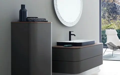 Bagno moderno con lavabo e rubinetteria nera. Scopri come pulire rubinetteria nera per mantenerla splendente.
