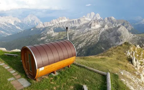 Sauna a botte in montagna, con vista sulle vette. Ideale per un momento di relax, anche in gravidanza.
