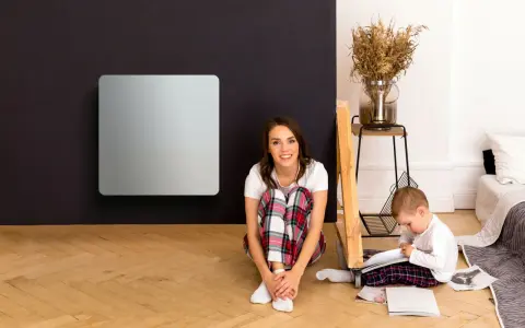Donna e bambino in un soggiorno con pannelli radianti infrarossi. Nessuna controindicazione visibile.