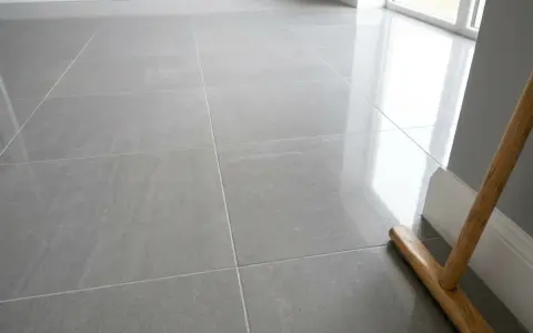 Un pavimento in gres porcellanato lucido, pronto per essere pulito. Scopri come togliere lo stucco dal gres porcellanato per un risultato impeccabile.