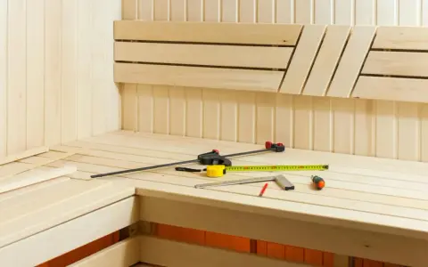 Strumenti da falegname su una panca in legno, pronti per costruire una sauna svedese.