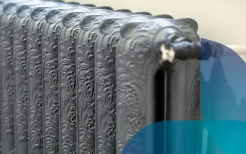 Dettaglio di termosifoni in ghisa con decorazioni floreali, pronti per il contenuto acqua.