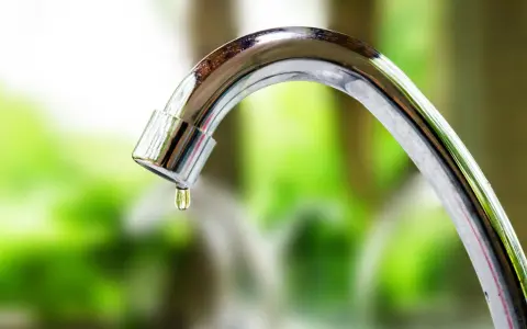 Goccia d'acqua cade dal rubinetto della cucina, segno che la guarnizione rubinetto cucina perde dalla canna.