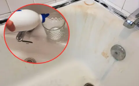 Un bicchiere viene riempito con un liquido da una bottiglia bianca, un passo per imparare come pulire la vasca da bagno macchiata.