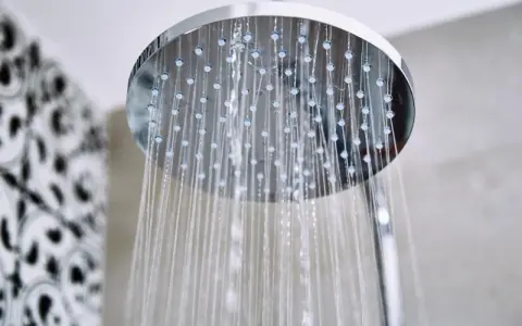 Soffione doccia cromato con getti d'acqua. Un esempio pratico su come pulire soffione doccia per un flusso ottimale.