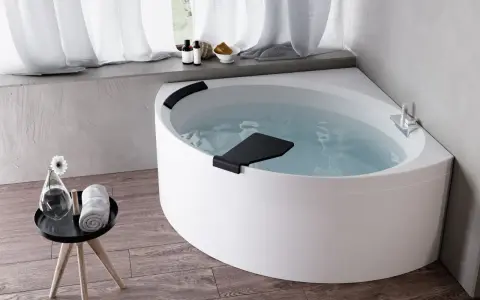 Una vasca da bagno angolare bianca, piena d'acqua, con accessori da bagno e un fiore su un tavolino. Un'esperienza novellini divina.