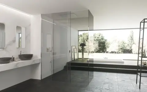 Bagno moderno con doccia a filo pavimento e vasca panoramica. Per un'esperienza rilassante, scopri come usare i sali da bagno nella doccia.