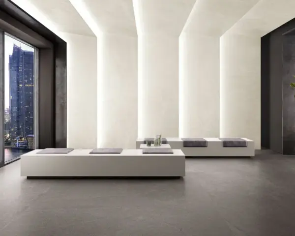 Interno moderno con pavimenti in kerlite cotto d'este, divani minimalisti e vista panoramica su una città illuminata.
