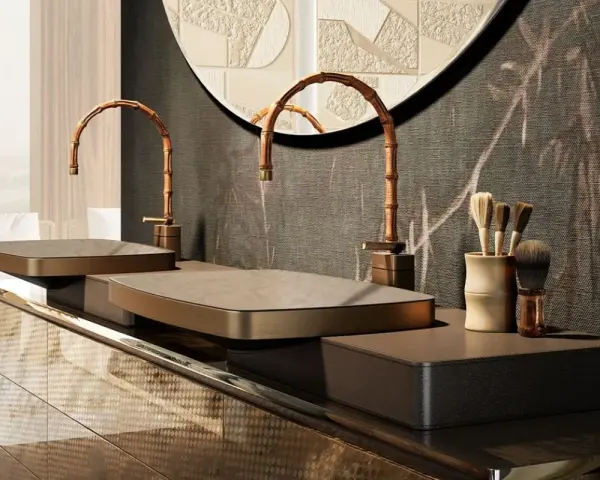 Rubinetti italiani marche di lusso, con design a bambù, su un mobile bagno moderno con lavabi rettangolari.