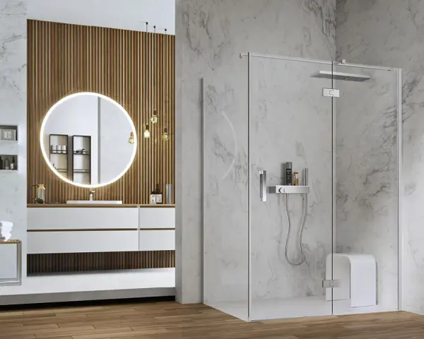 Elegante doccia nel muro con soffione a pioggia e seduta integrata, circondata da marmo.