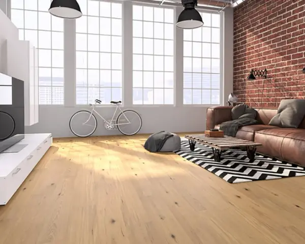 Soggiorno moderno con parquet effetto legno chiaro, divano in pelle, bici e mattoni a vista. Scopri i laminato Skema prezzi.