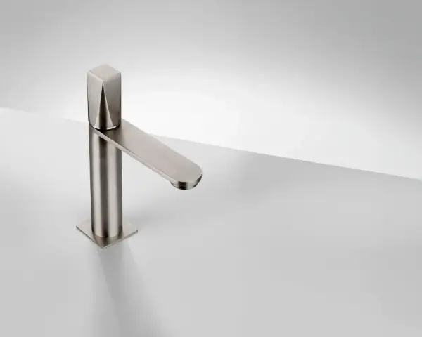 Rubinetto moderno in acciaio spazzolato, un esempio di design Frattini rubinetteria, con linee pulite e geometriche.