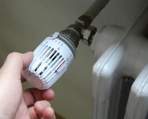 Regolazione della temperatura del termosifone. Le valvole termostatiche controllano il flusso d'acqua per mantenere la temperatura desiderata.