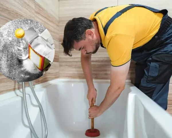 Uomo con sturalavandini prova a sturare la vasca da bagno. In un cerchio, bicarbonato e aceto, rimedi naturali per sturare la vasca da bagno.