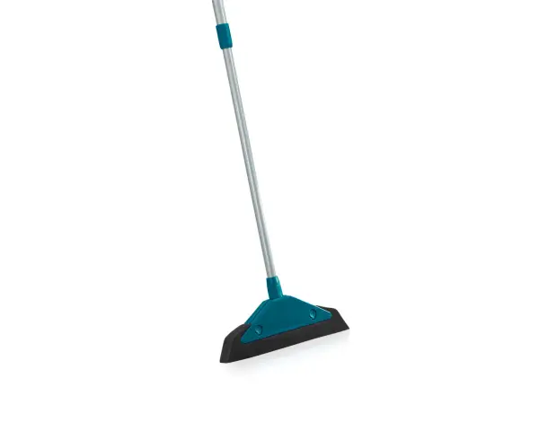 Manico grigio con spazzola angolare turchese, pronta per scopare per terra e rendere tutto splendente.