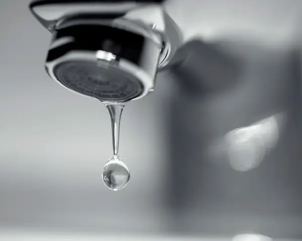 Un rubinetto che gocciola, una goccia d'acqua sospesa nell'aria, un piccolo tesoro che cade.