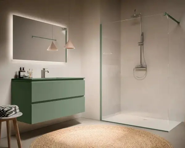 Bagno moderno con mobile sospeso verde acqua, specchio illuminato e doccia walk-in con pannelli in vetro, eleganti soluzioni doccia senza box.