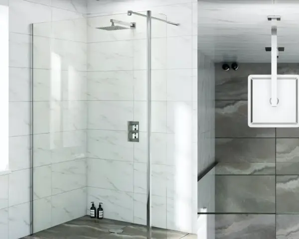 Installazione moderna di una colonna doccia con soffione a pioggia e pannelli in vetro.