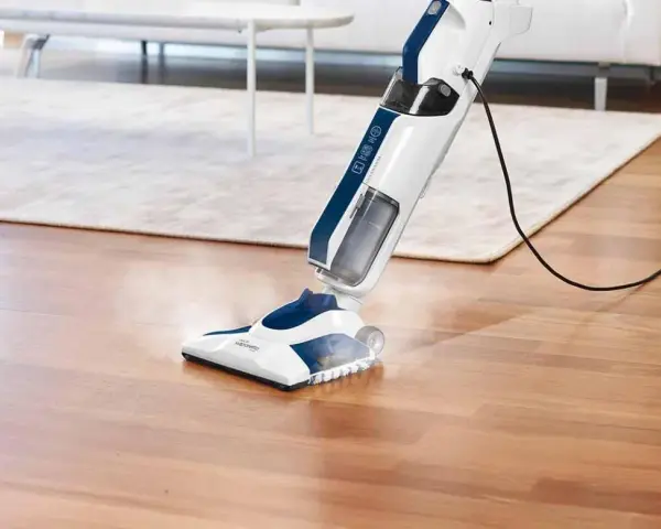 Pulizia parquet con scopa a vapore. Il parquet risplende dopo il passaggio, senza sforzo.