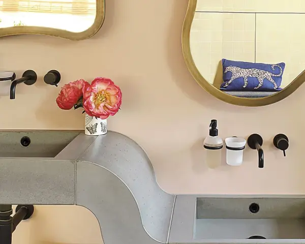Rubinetteria bagno nera: un tocco di stile moderno. Pro: eleganza, design minimal. Contro: visibilità di calcare e impronte.