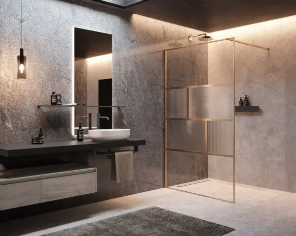 Bagno moderno con lavabo sospeso, specchio illuminato e una doccia o aperta o chiusa con pannelli in vetro rigato e telaio dorato.