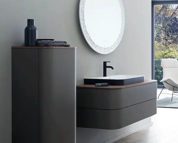 Bagno moderno con lavabo e rubinetteria nera. Scopri come pulire rubinetteria nera per mantenerla splendente.
