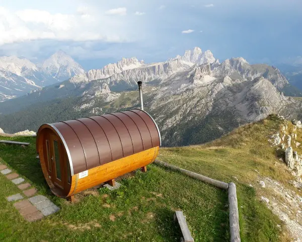 Sauna a botte in montagna, con vista sulle vette. Ideale per un momento di relax, anche in gravidanza.