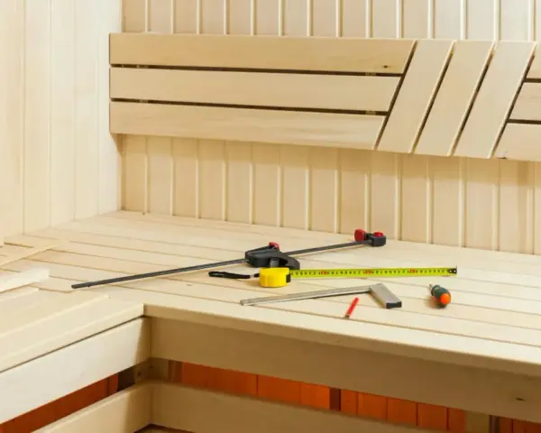 Strumenti da falegname su una panca in legno, pronti per costruire una sauna svedese.