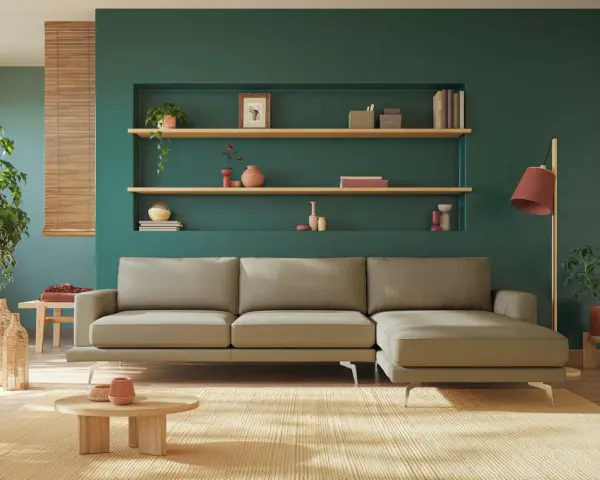 Divano beige davanti a un termosifone, con mensole piene di oggetti decorativi e piante.