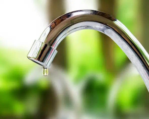 Goccia d'acqua cade dal rubinetto della cucina, segno che la guarnizione rubinetto cucina perde dalla canna.