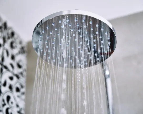 Soffione doccia cromato con getti d'acqua. Un esempio pratico su come pulire soffione doccia per un flusso ottimale.