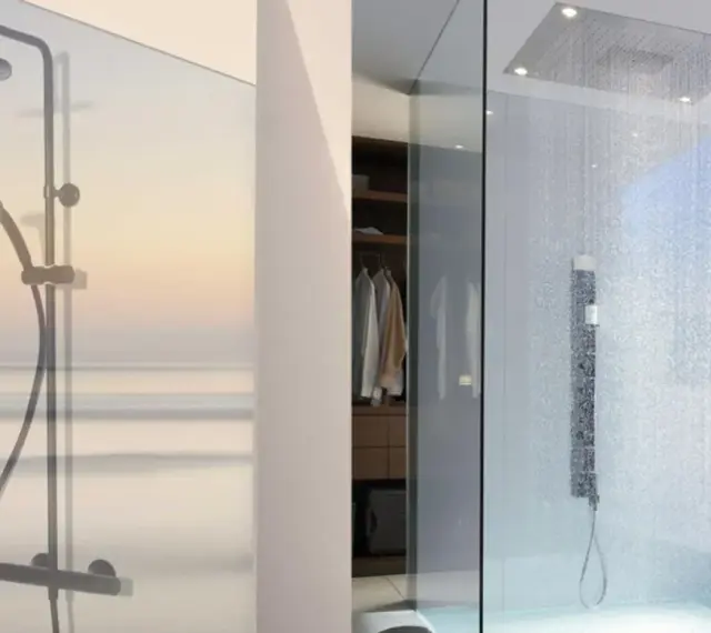 Doccia a soffitto: lusso e praticità. Confronto soffione doccia a soffitto pro e contro per un bagno moderno.