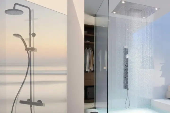 Doccia a soffitto: lusso e praticità. Confronto soffione doccia a soffitto pro e contro per un bagno moderno.