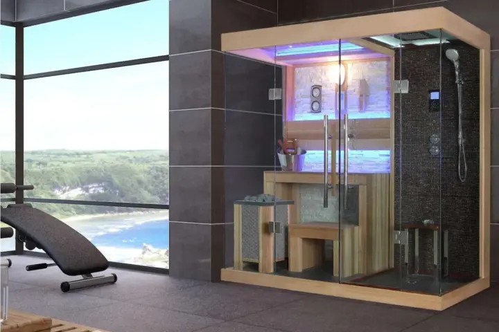 Moderna doccia svedese con sauna e zona doccia, con vista panoramica su un paesaggio verdeggiante e sul mare.