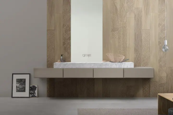 Bagno moderno con lavabo in marmo e specchio, su una parete rivestita con un elegante parquet a parete decorato con motivi geometrici.