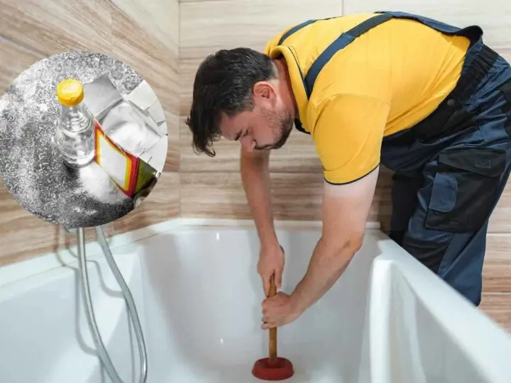 Uomo con sturalavandini prova a sturare la vasca da bagno. In un cerchio, bicarbonato e aceto, rimedi naturali per sturare la vasca da bagno.