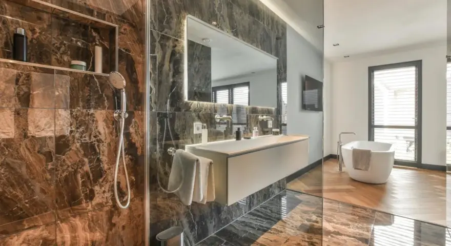 Bagno moderno con doccia, vasca e lavabo sospeso. La rubinetteria Bossini, con il suo design elegante, completa l'arredo di lusso.