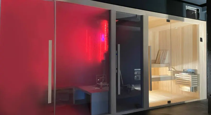 Tre cabine per un'esperienza spa in casa: una rossa con luci LED, una scura e una in legno con sauna tradizionale.