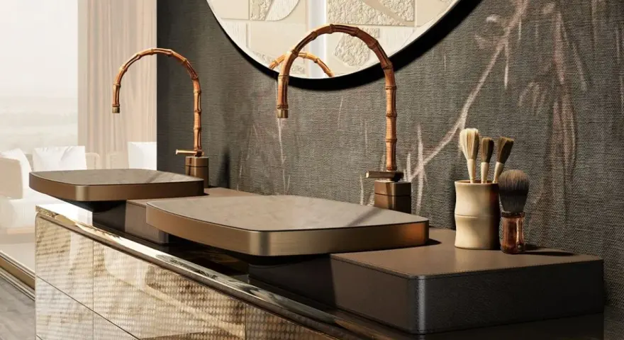 Rubinetti italiani marche di lusso, con design a bambù, su un mobile bagno moderno con lavabi rettangolari.