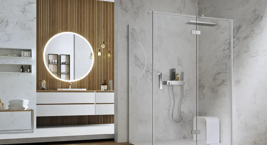 Elegante doccia nel muro con soffione a pioggia e seduta integrata, circondata da marmo.