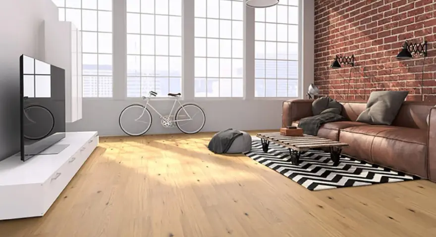 Soggiorno moderno con parquet effetto legno chiaro, divano in pelle, bici e mattoni a vista. Scopri i laminato Skema prezzi.